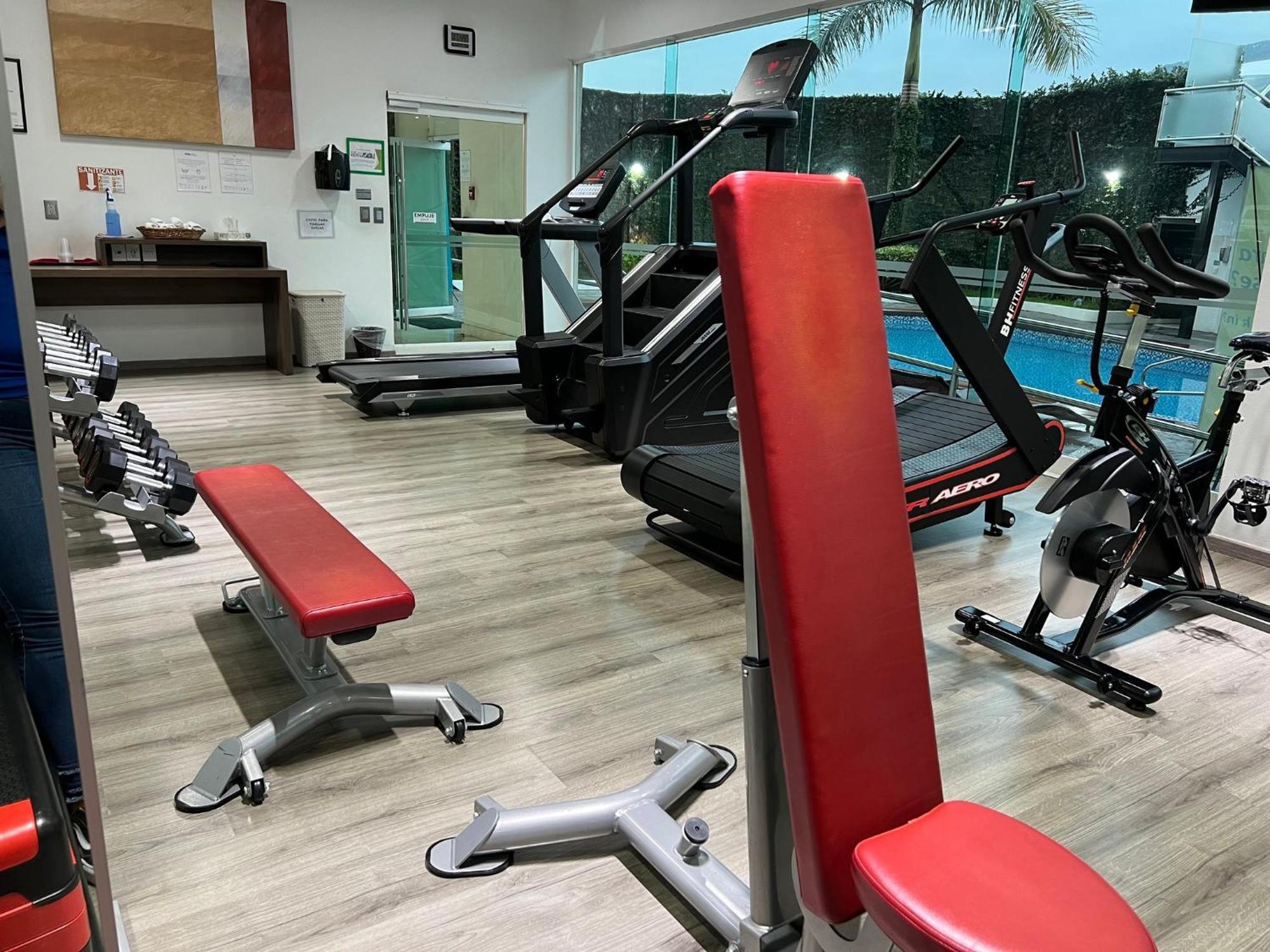 乌鲁阿潘假日酒店 Uruapan  外观 照片