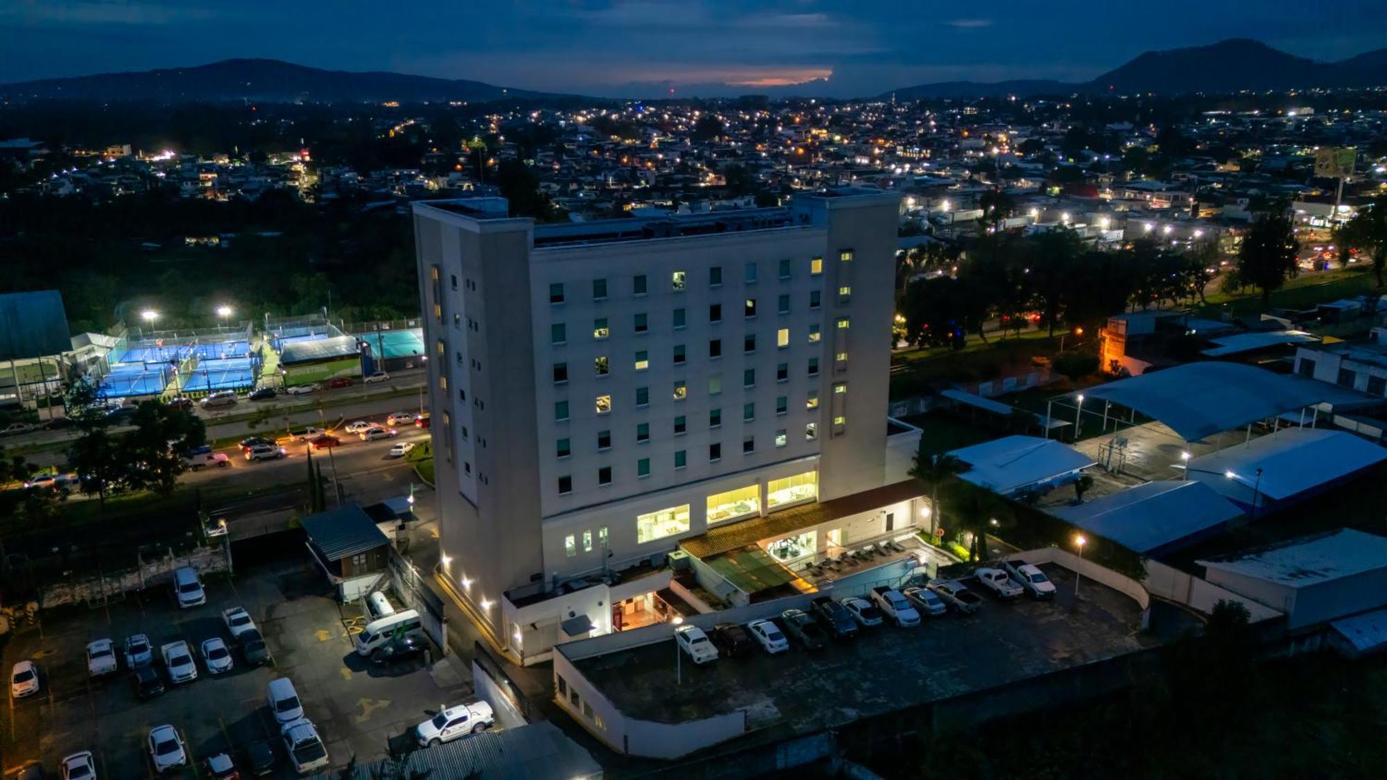 乌鲁阿潘假日酒店 Uruapan  外观 照片