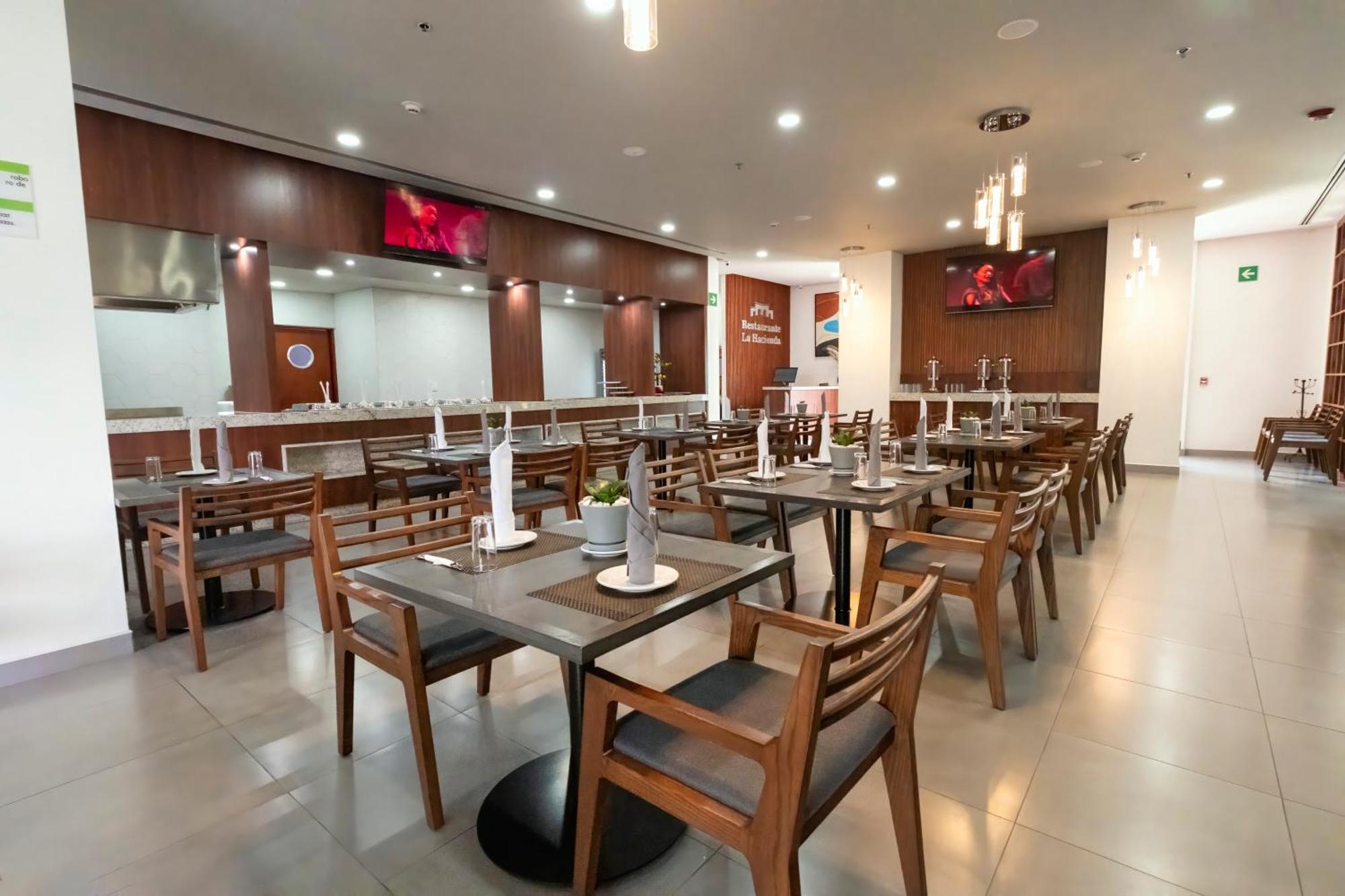 乌鲁阿潘假日酒店 Uruapan  外观 照片