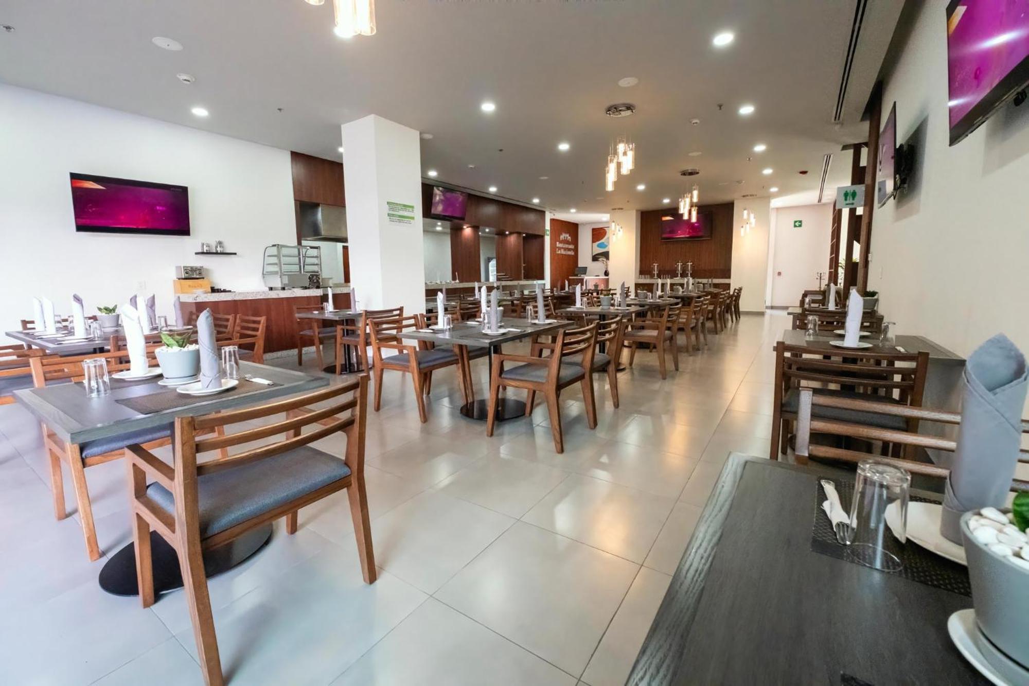 乌鲁阿潘假日酒店 Uruapan  外观 照片