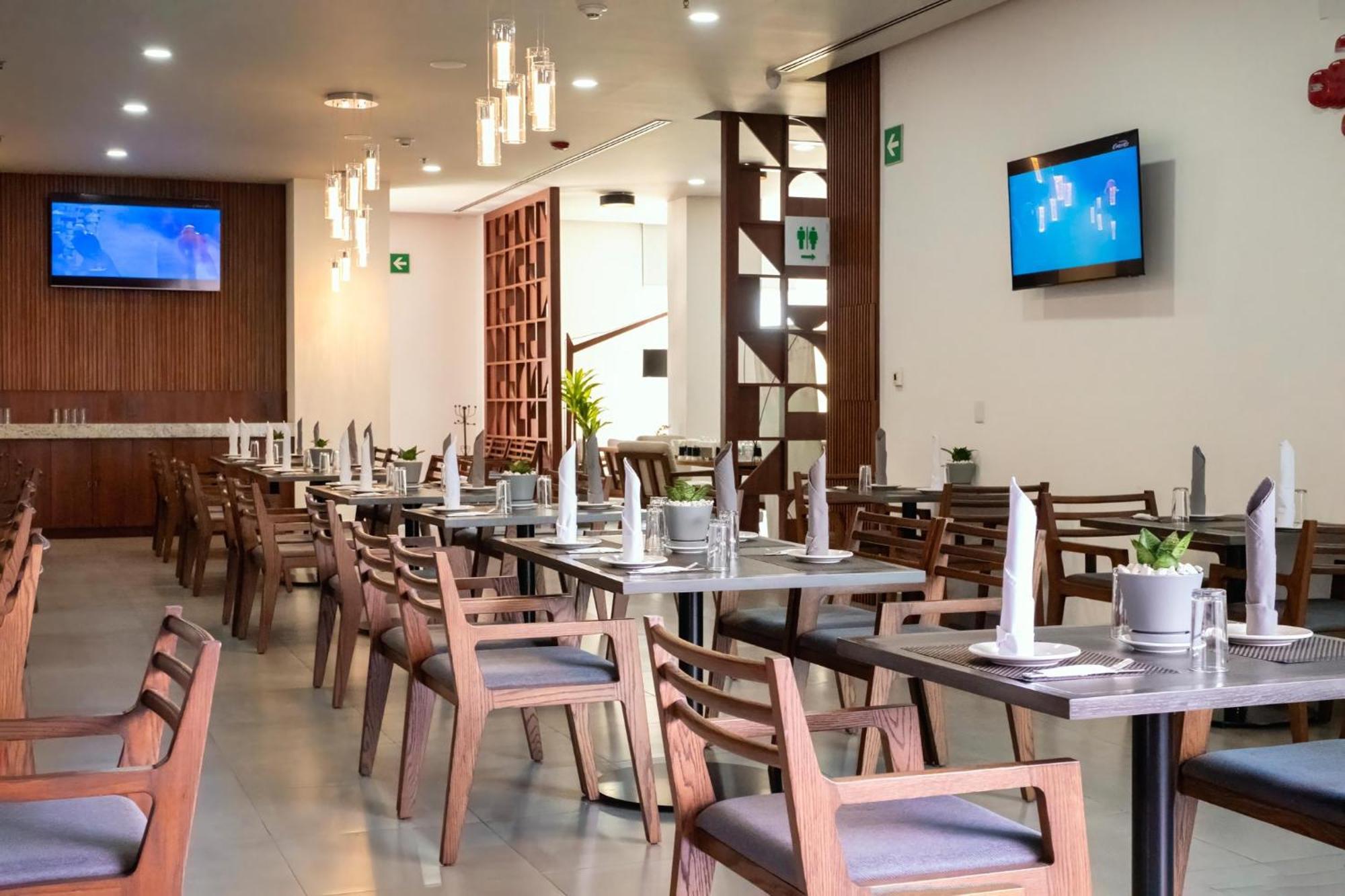 乌鲁阿潘假日酒店 Uruapan  外观 照片