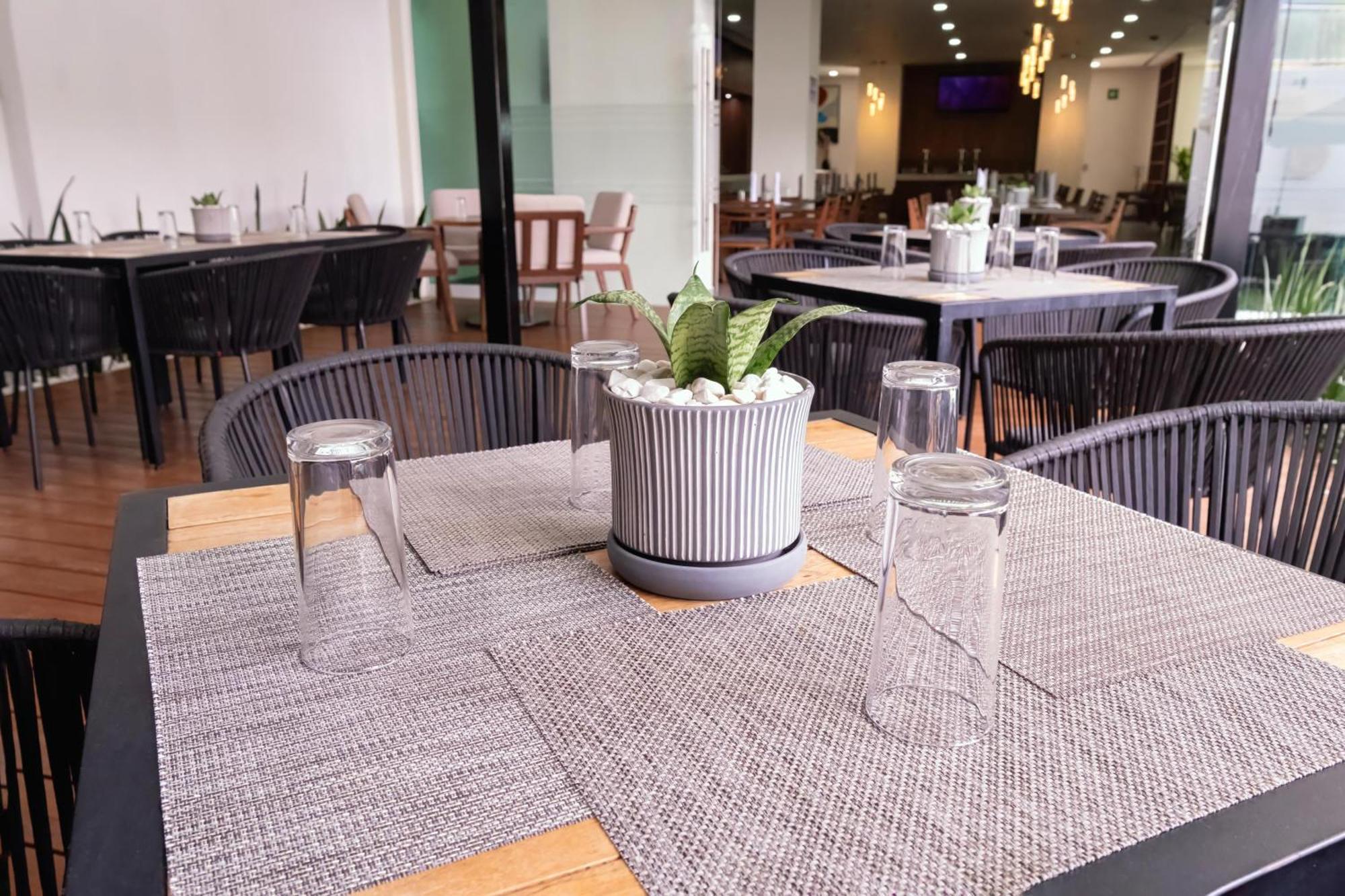 乌鲁阿潘假日酒店 Uruapan  外观 照片